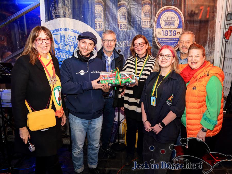 Hoppediz-Wache: 2.000 Euro Spende für Gutenachtbus
